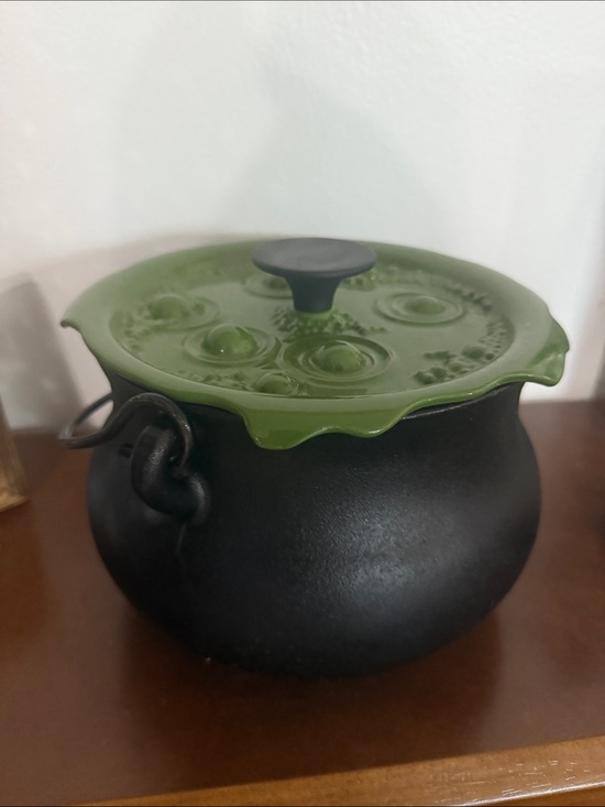 Other - Smith & Clark Cast iron cauldron pot with green witch's brew Halloween lid